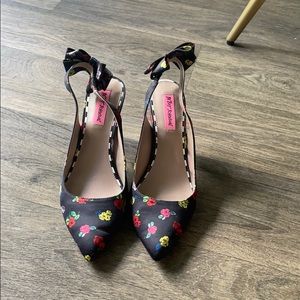 Black floral Betsey Johnson pumps